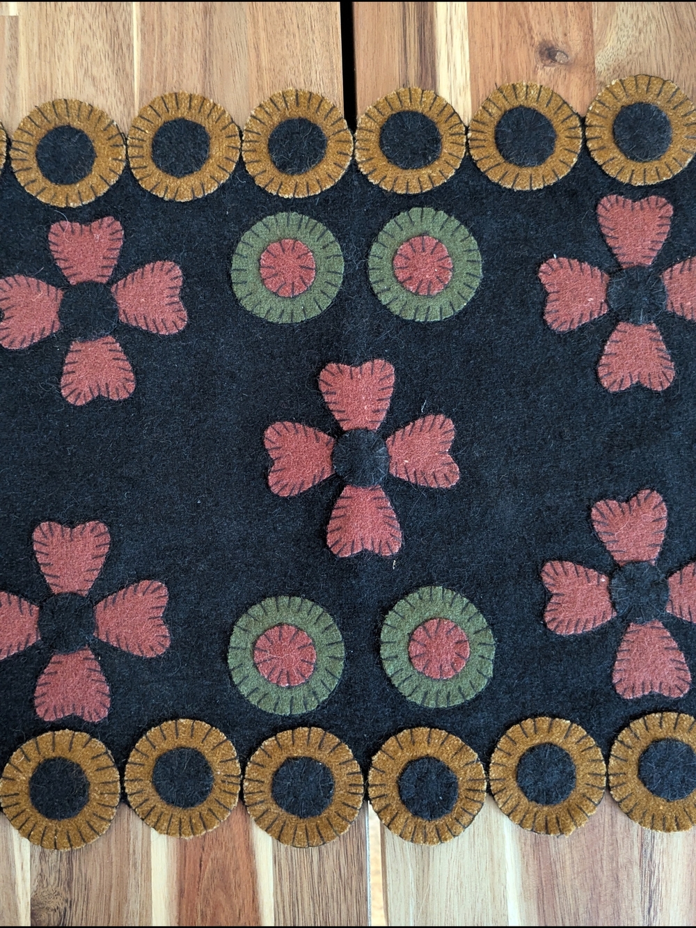 Wool Felt Penny Rug Table Runner Primitive Folk Art Americana 30" - Picture 5 of 11